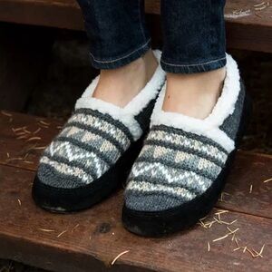 Acorn Nordic Moccasin Slippers Women’s Size 6.5-7.5 NWT
